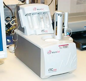 Imagen: El calorímetro de titulación isotérmica (MicroCal), iTC200 (Fotografía cortesía de Instituto Nacional de Salud de los EUA).