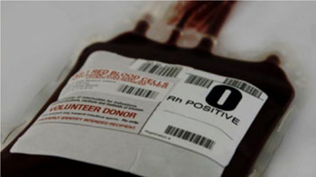 Imagen: Una bolsa de plástico de glóbulos rojos que ha sido analizada y clasificada como O Rh positivo, lista para la transfusión (Fotografía cortesía de la Cruz Roja Americana).