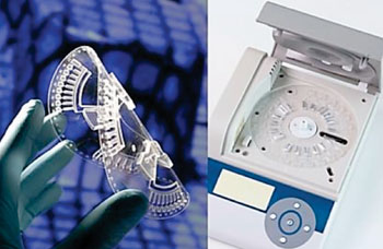 Imagen: El disco desechable de plástico (izquierda) se inserta en la plataforma de detección para los puntos de atención (a la derecha) para el diagnóstico de enfermedades infecciosas (Fotografía cortesía de DiscoGnosis).