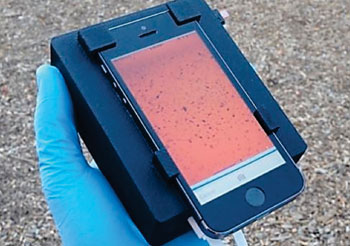 Imagen A: El dispositivo CellScope Loa, un microscopio de vídeo basado en un teléfono móvil, que puede cuantificar los niveles del gusano parásito Loa loa directamente de la sangre total en menos de tres minutos (Fotografía cortesía de la Universidad de Berkeley).