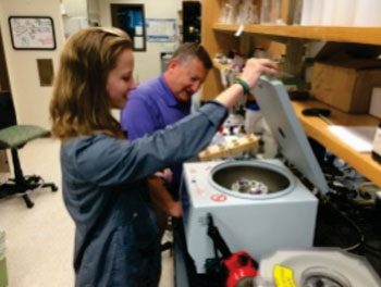 Imagen: El paso de centrifugación es la clave para retirar los biomarcadores de proteínas de la matriz de orina con alta salinidad (Fotografía cortesía de la Universidad de Clemson).