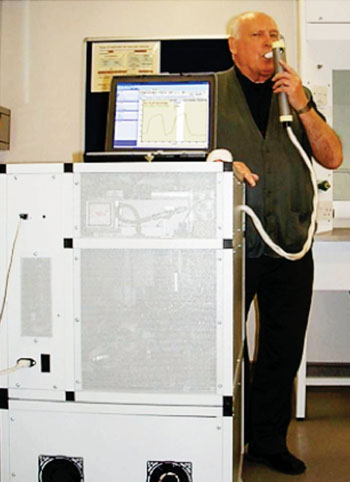 Imagen: Un instrumento de espectrometría de masas con tubos de flujo y ion seleccionado para la medición de compuestos químicos presentes en el aliento exhalado (Fotografía cortesía de la Universidad de Keele).