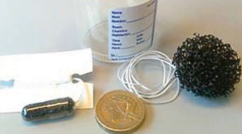Imagen: El dispositivo de muestreo de células, la citosponja, se muestra contenido en su vaina de gelatina y cuando está expandido (Fotografía cortesía de la Unidad de Cáncer MRC).