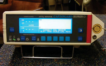 Imagen A: El capnómetro, Capnogard 1265 (Fotografía cortesía de Novametrix Medical Systems).