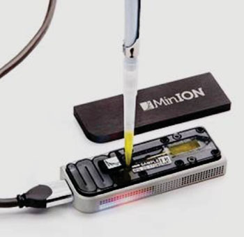 Imagen: El dispositivo de secuenciación de ADN en miniatura MinION conectable a USB (Fotografía cortesía de Oxford Nanopore).