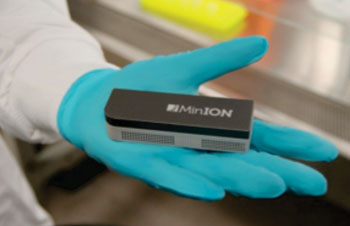 Imagen: Un primer plano del secuenciador con nanoporos MinION (Fotografía cortesía del Dr. Andrew Kilianski, Centro Biológico Químico Edgewood).