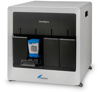 Imagen B: El sistema único de PCR en tiempo real, GeneXpert, combina la preparación de muestras, la amplificación y la detección en un sistema totalmente integrado (Fotografía cortesía de Cepheid).