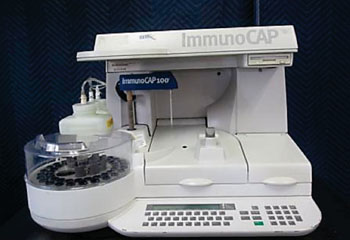 Imagen: El analizador de inmunoensayo, Phadia ImmunoCAP 100 (Fotografía cortesía de Thermo Fisher Scientific).