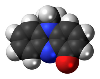 Imagen: Un modelo de relleno de espacio de la molécula piocianina, producida por la bacteria Pseudomonas aeruginosa (Fotografía cortesía de Wikimedia Commons).