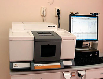 Imagen: El instrumento Scimitar de Varian para espectroscopia infrarroja por transformada de Fourier y con reflectancia total atenuada (ATR-FTIR) (Fotografía cortesía de S. Levchenkov).