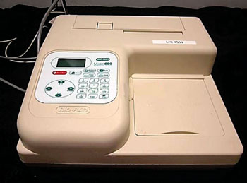 Imagen A: El lector de microplacas Modelo 680 (Fotografía cortesía de Bio-Rad Laboratories).