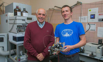 Imagen: El Prof. Evgeny Nikovaev y el miembro sénior, Alexey Kononikhin frente a un instrumento de EM de ultra alta resolución (Fotografía cortesía de la MIPT).