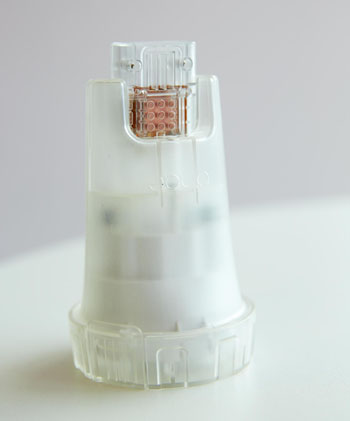 Imagen: Un dispositivo hecho con una memoria USB, que determina la carga viral del VIH (Fotografía cortesía del Colegio Imperial de Londres).