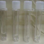 Imagen: Cuatro viales de líquido cefalorraquídeo humano de apariencia normal, recolectados mediante punción lumbar (Fotografía cortesía de Wikimedia Commons).