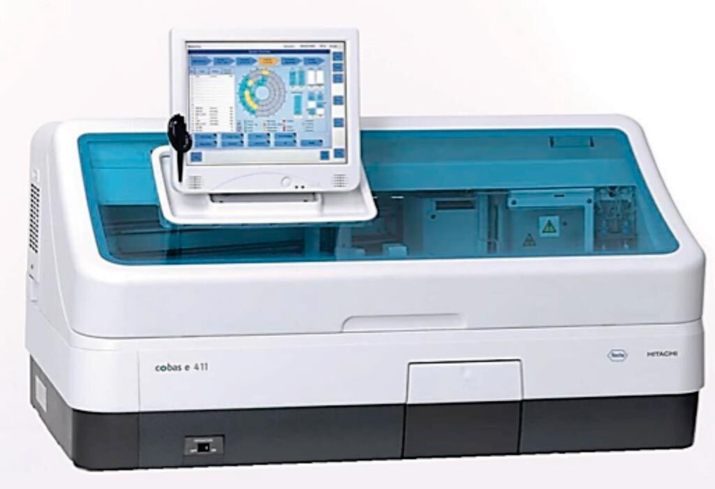 Imagen: El analizador cobas e 411 es un analizador totalmente automatizado que utiliza una tecnología patentada de electroquimioluminiscencia para el análisis de inmunoensayos (Fotografía cortesía de Roche Diagnostics).