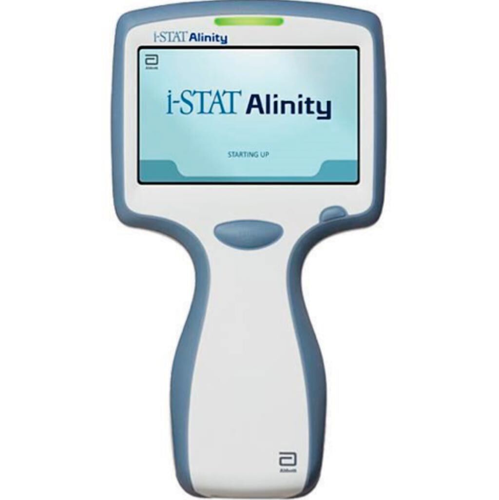Imagen: El sistema i-STAT Alinity integra las pruebas con los pacientes directamente en la vía de atención a los pacientes, acelerando el tiempo de tratamiento, mejorando la calidad y aumentando el acceso a la atención (Fotografía cortesía de Abbott).