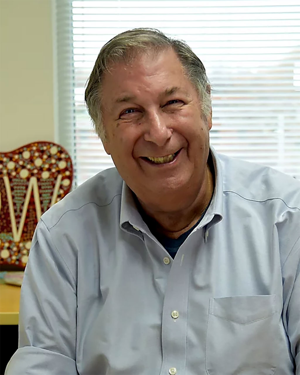 Imagen: Fred Russell Kramer, profesor de microbiología, bioquímica y genética molecular en la Facultad de Medicina de Nueva Jersey (Fotografía cortesía de la Universidad de Rutgers)