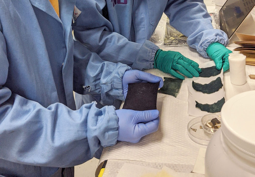 Imagen: La mascarilla autodesinfectante podría retrasar potencialmente la propagación del nuevo coronavirus (Fotografía cortesía de la Universidad Northwestern) Imagen: La mascarilla autodesinfectante podría retrasar potencialmente la propagación del nuevo coronavirus (Fotografía cortesía de la Universidad Northwestern)