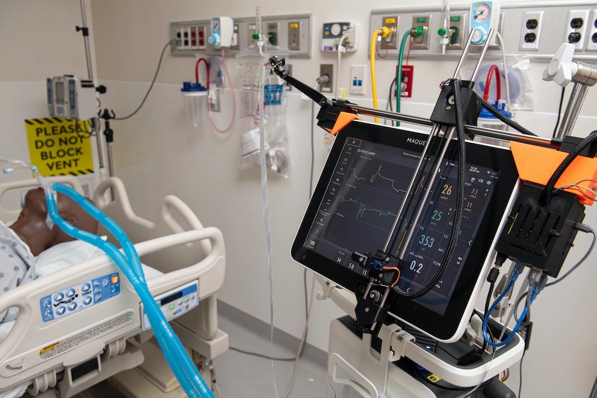 Imagen: Un asistente robótico ajusta los parámetros del ventilador de forma remota (Fotografía cortesía de la JHU)