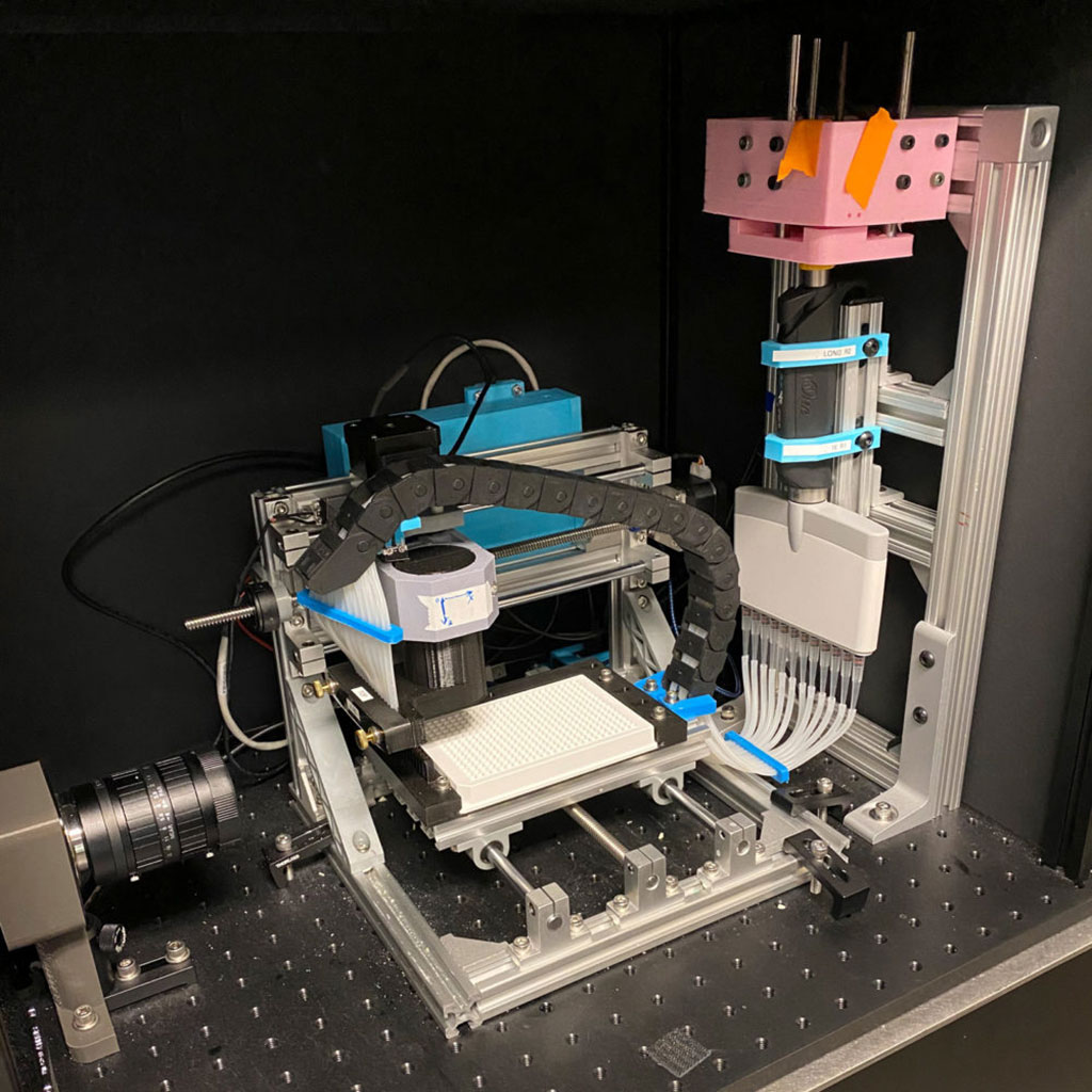 Imagen: Un nuevo Lab-en-un-Chip, portátil identifica la concentración de anticuerpos COVID-19 en la sangre humana en 15 minutos (Fotografía cortesía de la Universidad de Michigan)