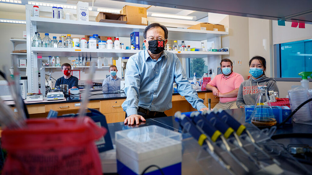 Imagen: Shi-Hua Xiang, profesor asociado de medicina veterinaria y ciencias biomédicas y miembro del Centro de Virología de Nebraska (Fotografía cortesía de la Universidad de Nebraska – Lincoln)