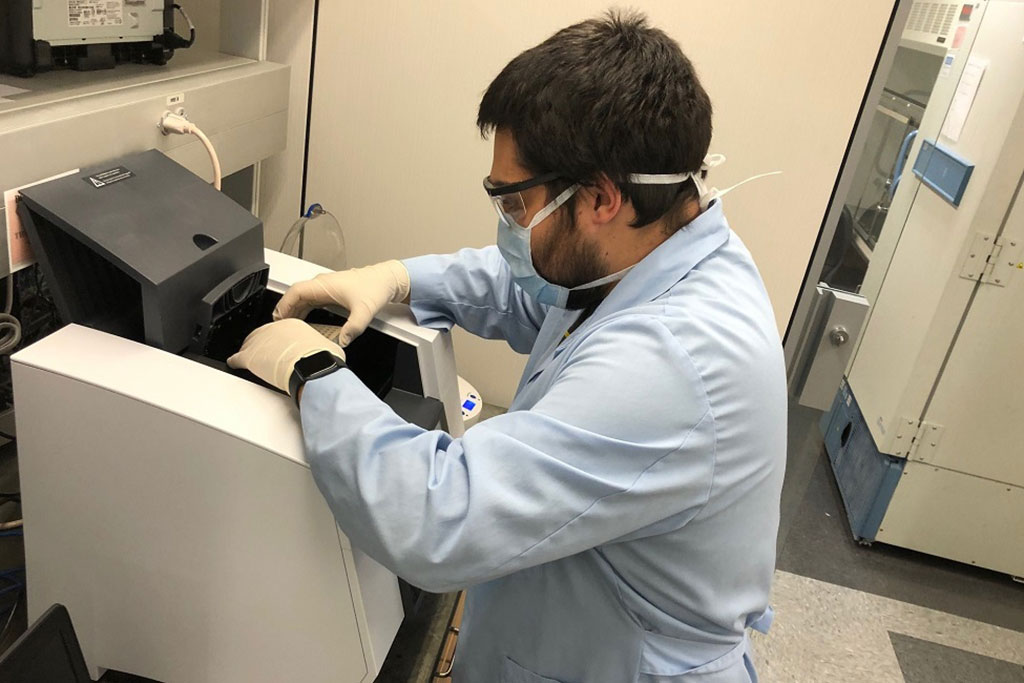 Imagen: Sean Paz, coautor y estudiante de posgrado de la Facultad de Medicina Schmidt de la FAU, carga las pruebas de COVID-19 en una máquina de PCR (reacción en cadena de la polimerasa) (Fotografía cortesía de la FAU).