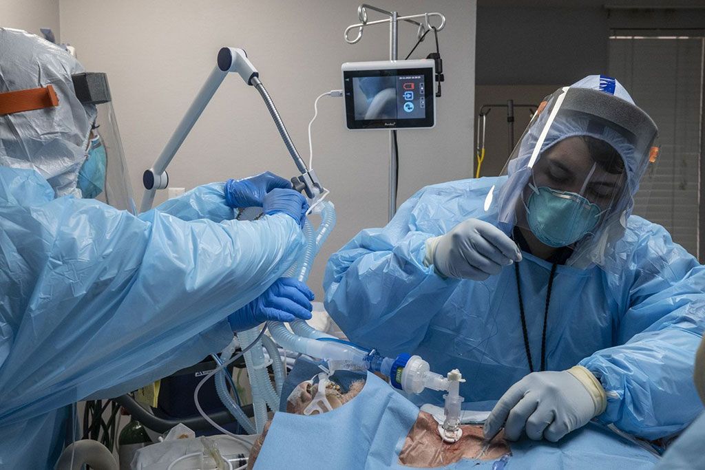 Imagen: Una traqueotomía temprana en pacientes con coronavirus puede producir mejores resultados respiratorios (Fotografía cortesía de Getty Images)
