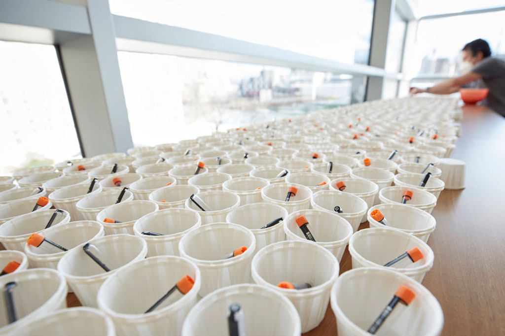 Imagen: Almacenado en viales con tapa naranja para distribución masiva, el tampón DRUL es parte de una prueba COVID en saliva de bajo costo desarrollada en Rockefeller (Fotografía cortesía de la Universidad Rockefeller)