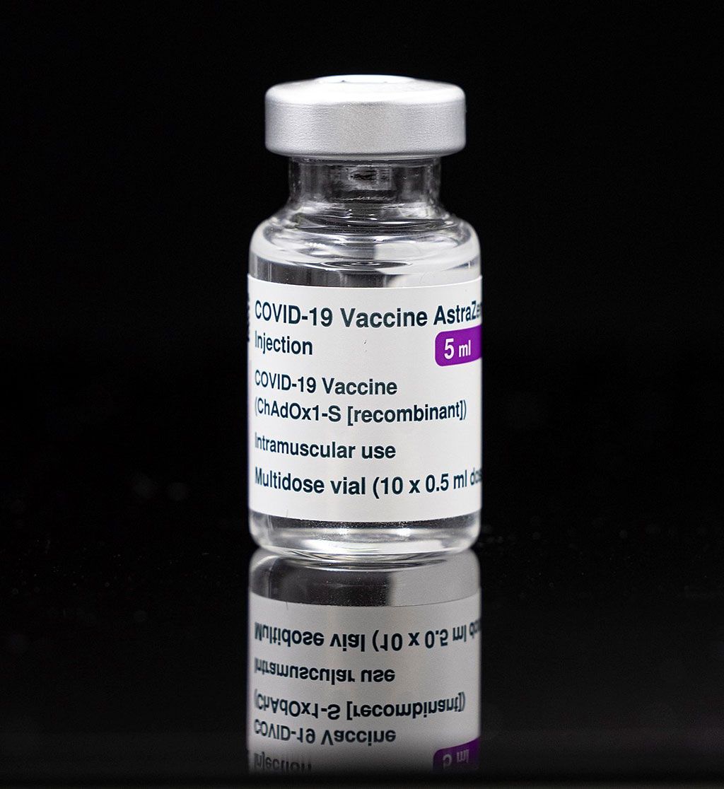 Imagen: Se ha descrito la trombocitopenia trombótica inmunitaria inducida por vacunas (VITT) después de la vacunación con las vacunas de vectores adenovirales y puede confirmarse mediante un ensayo inmunoabsorbente ligado a enzimas IgG anti-PF4-heparina (Fotografía cortesía de Arne Müseler)