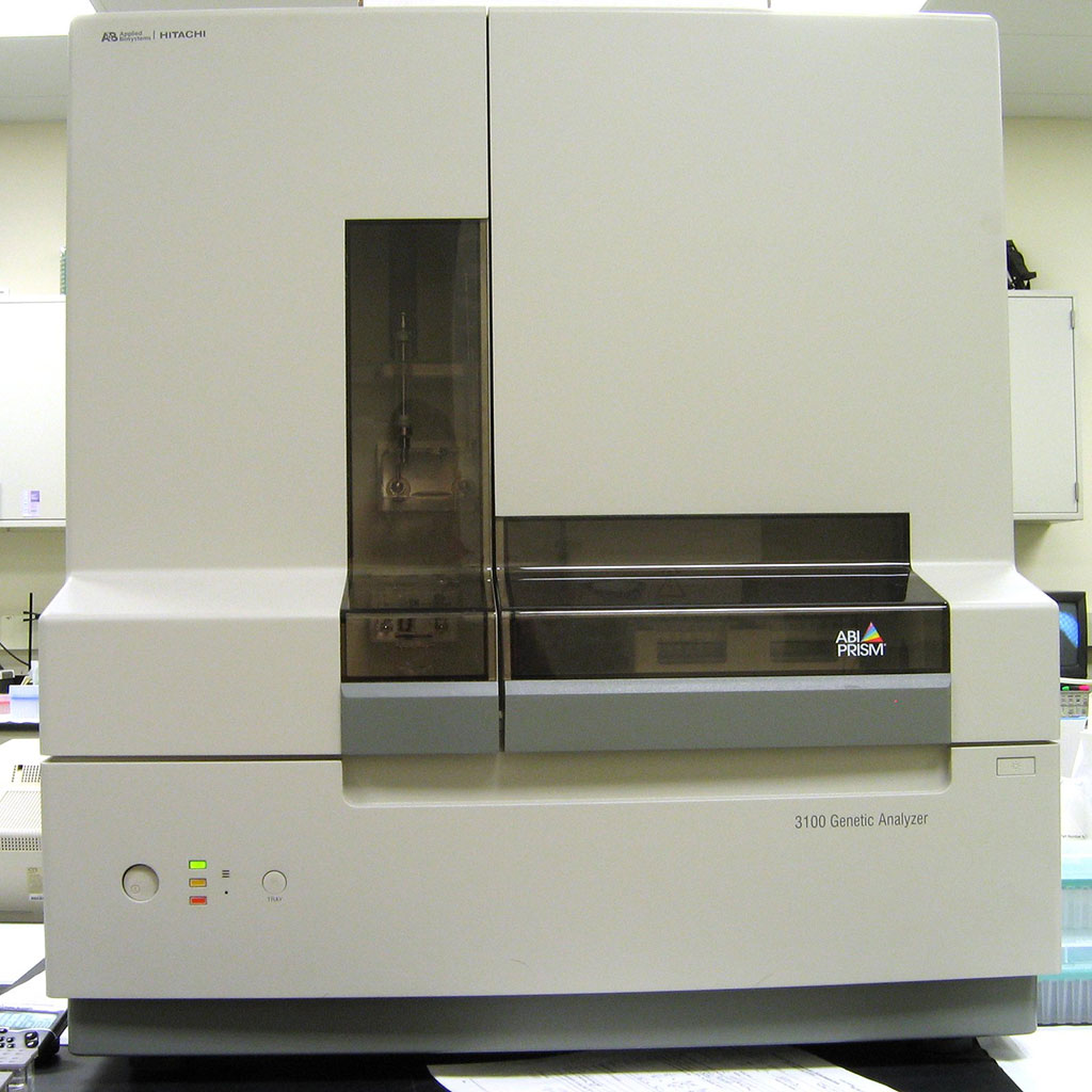 Imagen: Los analizadores genéticos ABI PRISM 3100 son sistemas automatizados de electroforesis capilar que pueden separar, detectar y analizar fragmentos de ADN marcados con fluorescencia en una sola ejecución (Fotografía cortesía de Michaela Pereckas).