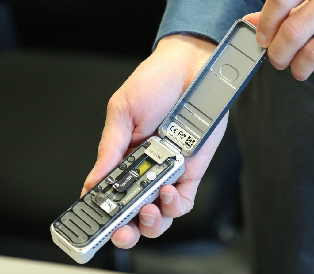 Imagen: El secuenciador MinIon de Oxford Nanopore Technologies es el único dispositivo portátil en tiempo real para la secuenciación de ADN y ARN (Fotografía cortesía de Bradley Kroner (RDECOM)