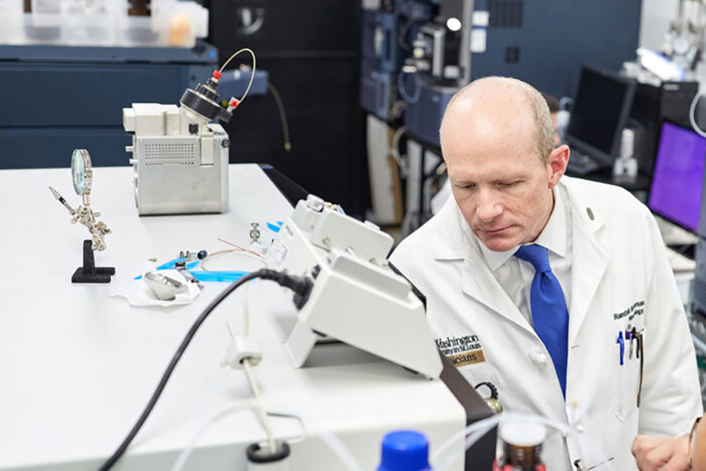Imagen: el Dr. Randall J. Bateman inspecciona un instrumento de espectrometría de masas como el que se usa para desarrollar un análisis de sangre que tiene una precisión de hasta el 93 % para identificar a las personas en riesgo de padecer la enfermedad de Alzheimer (Fotografía cortesía de Matt Miller)