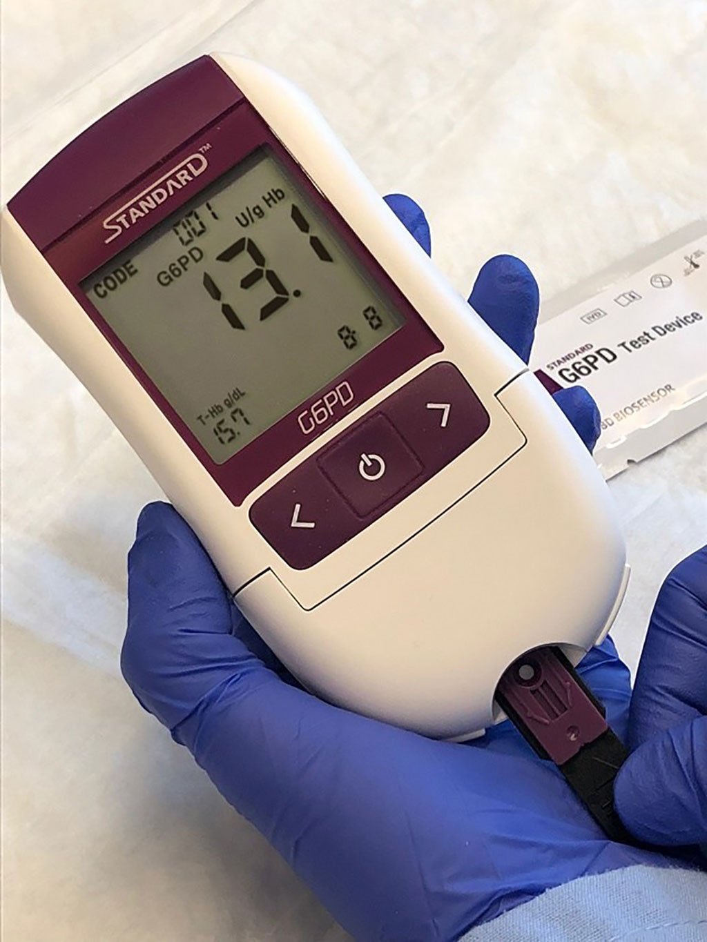Imagen: La prueba STANDARD G6PD es un dispositivo simple y de bajo costo, desarrollado para guiar el tratamiento de pacientes con malaria y respaldar los programas de eliminación de la malaria (Fotografía cortesía de SD BIOSENSOR/PATH).