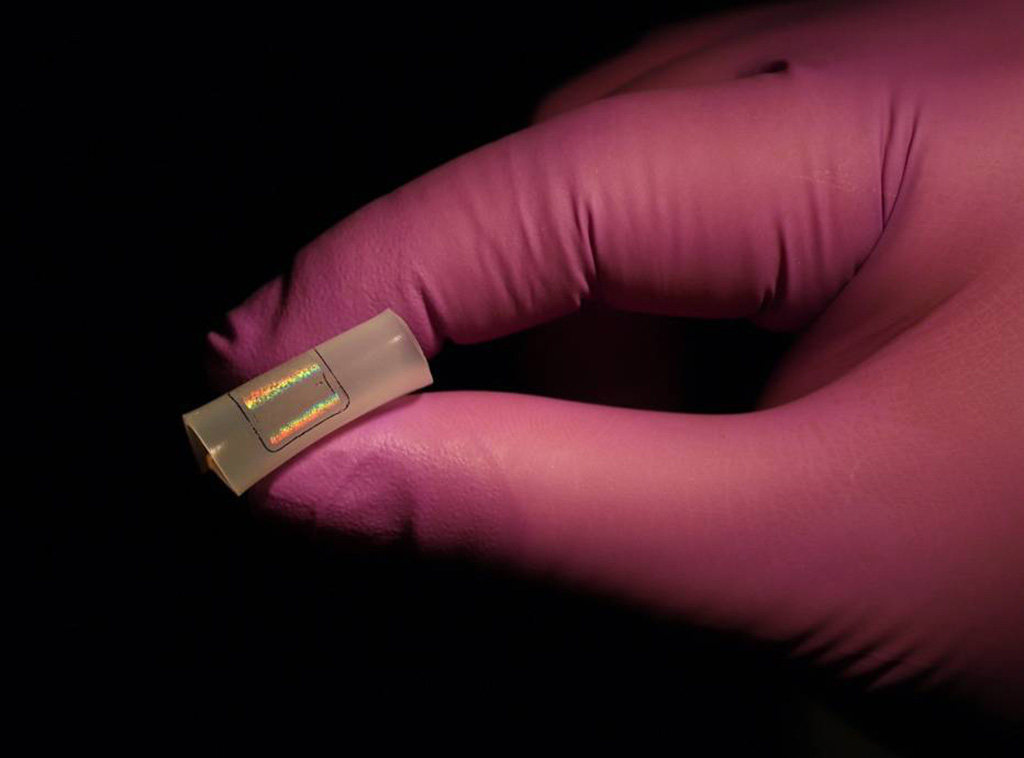 Imagen: Un sensor combina la exactitud de las pruebas de PCR con la velocidad de las pruebas rápidas de antígenos (Fotografía cortesía de la Universidad Johns Hopkins)