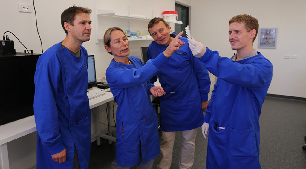 Imagen: El equipo de investigadores en un laboratorio del Instituto Perron (Fotografía cortesía del Instituto Perron)