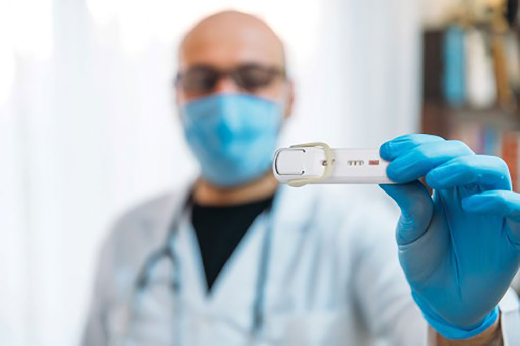 Imagen: Dispositivo de prueba rápido todo en uno para POC FebriDx POC puede diferenciar la infección respiratoria aguda viral de la bacteriana (Fotografía cortesía de Lumos Diagnostics)