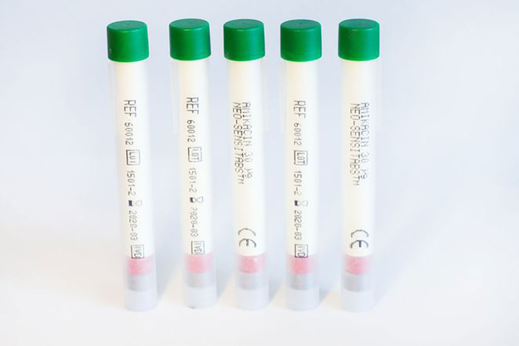 Imagen: Las neo-sensitabs se utilizan para las pruebas de susceptibilidad a los antibióticos, incluida la azitromicina (Fotografía cortesía de Rosco)