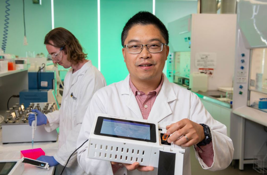 Imagen: Un nuevo dispositivo médico portátil puede monitorear y permitir la detección temprana de la ERC (Fotografía cortesía de la Universidad de Flinders)