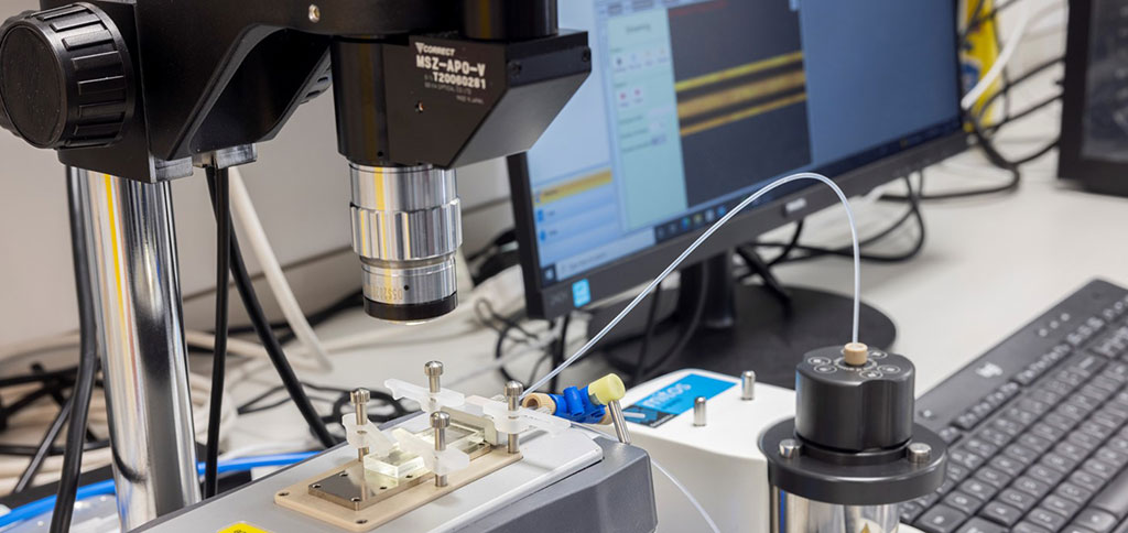 Imagen: El μ-rheómetro evalúa las propiedades líquidas como la viscosidad usando muestras de la yema de dedos (Fotografía cortesía de la Universidad de Swansea)