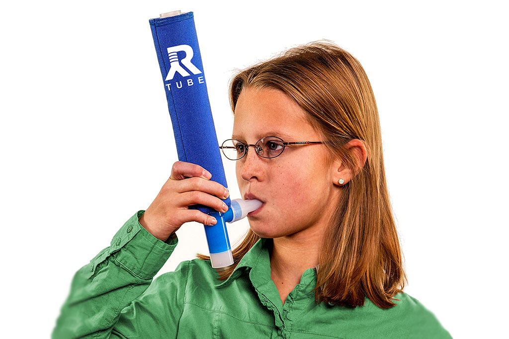 Imagen: El R-Tube es un dispositivo manual no invasivo, completamente autónomo y desechable, diseñado para un uso fácil (Fotografía cortesía de Respiratory Research)