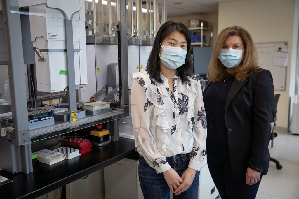 Imagen: La Dra. Lianna Kyriakopoulou y la Dra. Kyoko Yuki se encuentran junto a la primera plataforma de secuenciación de ARN validada clínicamente en Canadá (Fotografía cortesía de SickKids)