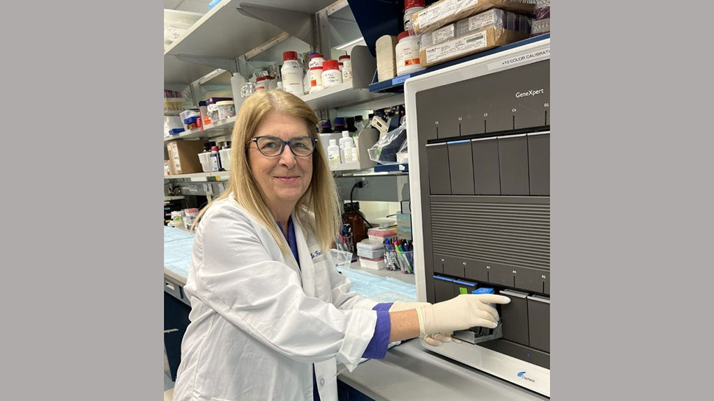 Imagen: La coautora del estudio Mary Jo Fackler, Ph.D., analiza muestras de plasma del paciente (Fotografía cortesía de Madison Pleas)