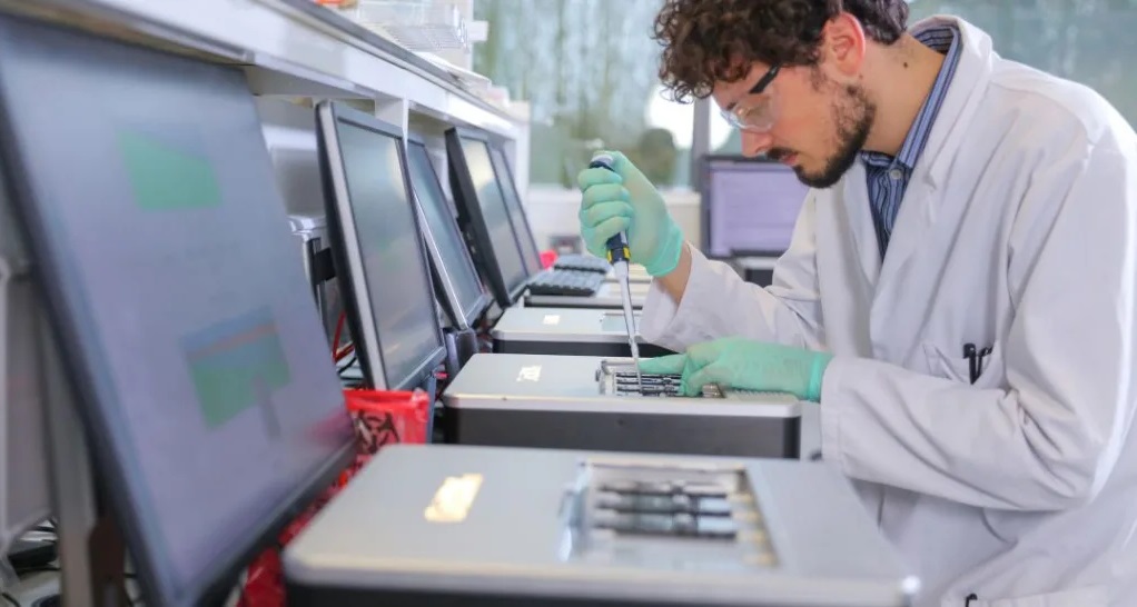 Imagen: La tecnología de nanoporos ha logrado un avance en la detección de variantes de proteínas (Fotografía cortesía de Oxford Nanopore Technologies)