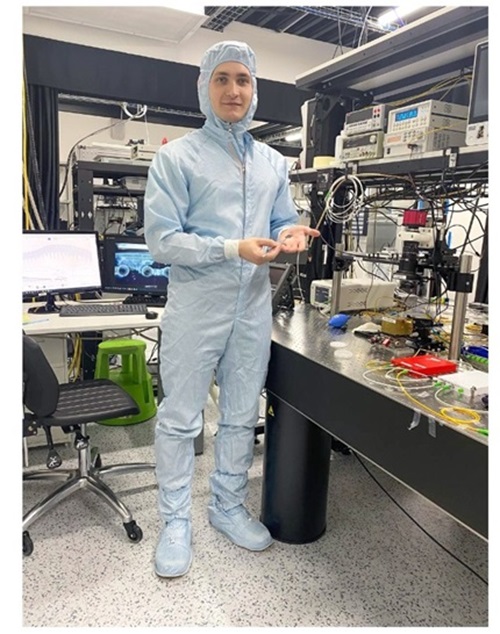 Imagen: Investigador Aleksei Kuzin sostiene el chip fotónico que es el componente de detección en la nueva plataforma de diagnóstico (Fotografía cortesía de Skoltech)