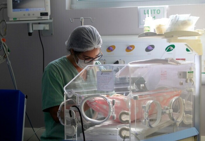Imagen: El análisis de sangre podría revelar la causa de la lesión cerebral en los recién nacidos (Fotografía cortesía de Colegio Imperial)