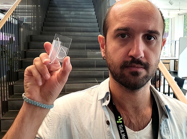 Imagen: Selim Tanriverdi, un estudiante de doctorado en KTH, muestra un microchip que podría ayudar a reducir el tiempo de proceso para el análisis de sangre (Foto cortesía de David Callahan)