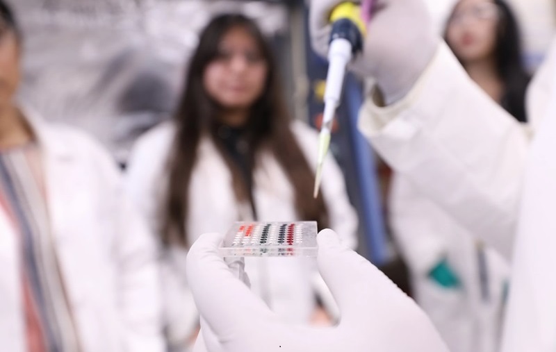 Imagen: El dispositivo portátil de bajo costo puede detectar cáncer colorrectal y de próstata en tan solo una hora (foto cortesía de la Universidad de Texas en El Paso)