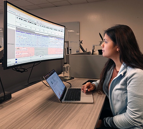 Imagen: la investigadora Shloka Negi analiza datos de secuenciación de lectura larga en el laboratorio de genómica computacional de UC Santa Cruz (Foto cortesía de UC Santa Cruz)