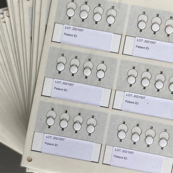 Imagen: el dispositivo basado en papel genera muestras de alta calidad de plasma seco, lo que permite mediciones precisas de la carga viral del VIH (foto cortesía de Charlie Mace/Tufts)