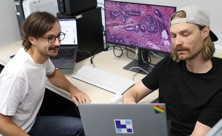 Imagen: los investigadores Marco Gustav (derecha) y MD Nic G. Reitsam (izquierda) discuten los datos del estudio (foto cortesía de Anja Stübner/EKFZ)